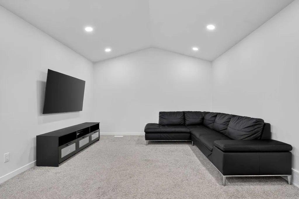 274 Lucas Place NW Calgary AB T2P 2E4