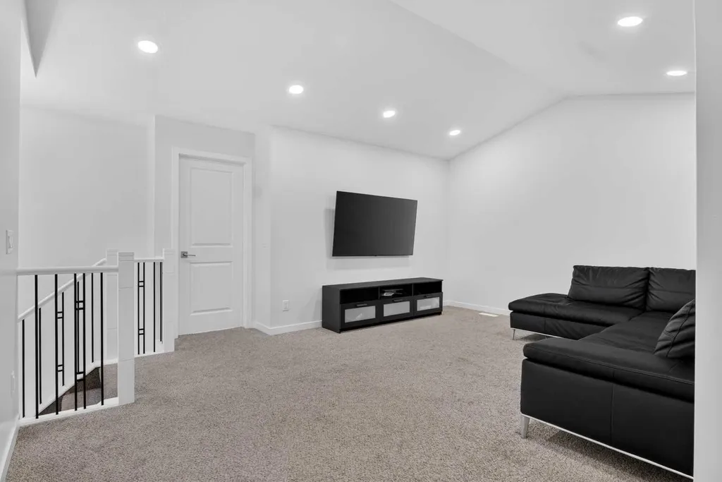 274 Lucas Place NW Calgary AB T2P 2E4