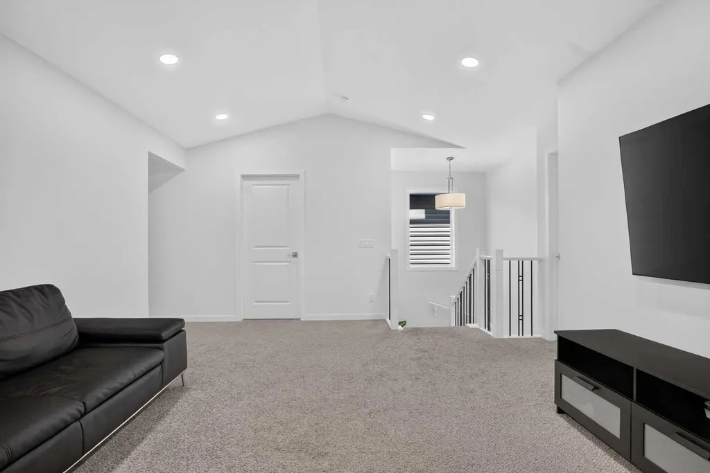 274 Lucas Place NW Calgary AB T2P 2E4