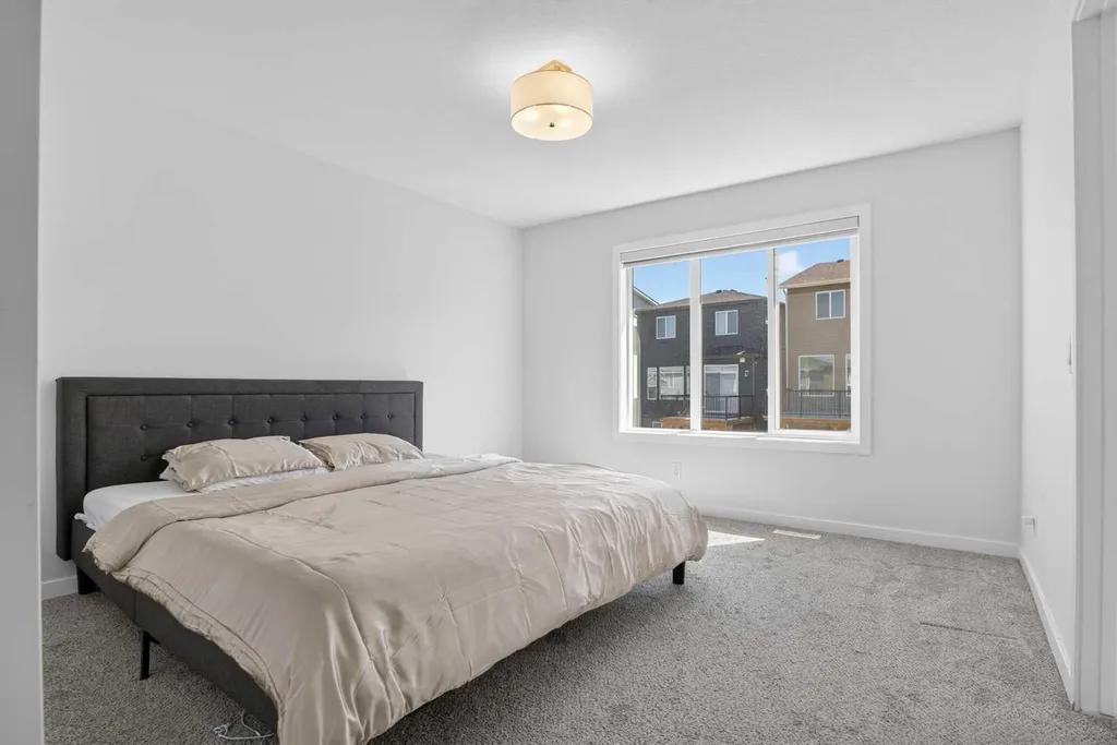 274 Lucas Place NW Calgary AB T2P 2E4