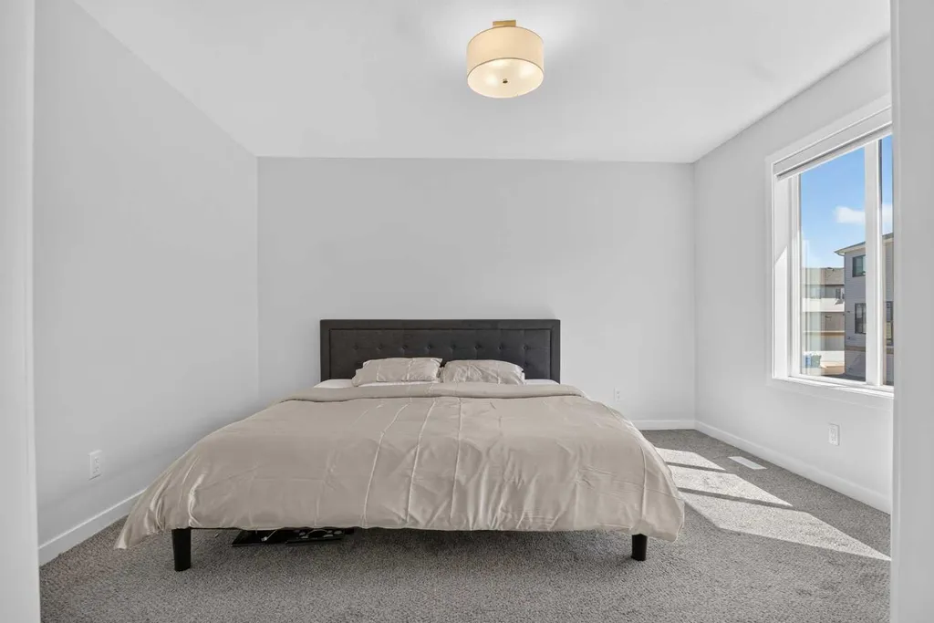 274 Lucas Place NW Calgary AB T2P 2E4
