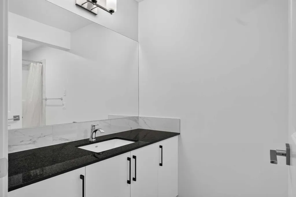 274 Lucas Place NW Calgary AB T2P 2E4