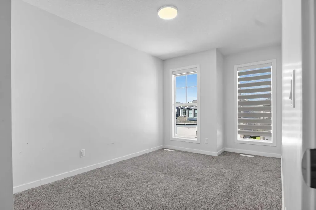 274 Lucas Place NW Calgary AB T2P 2E4