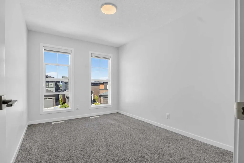 274 Lucas Place NW Calgary AB T2P 2E4