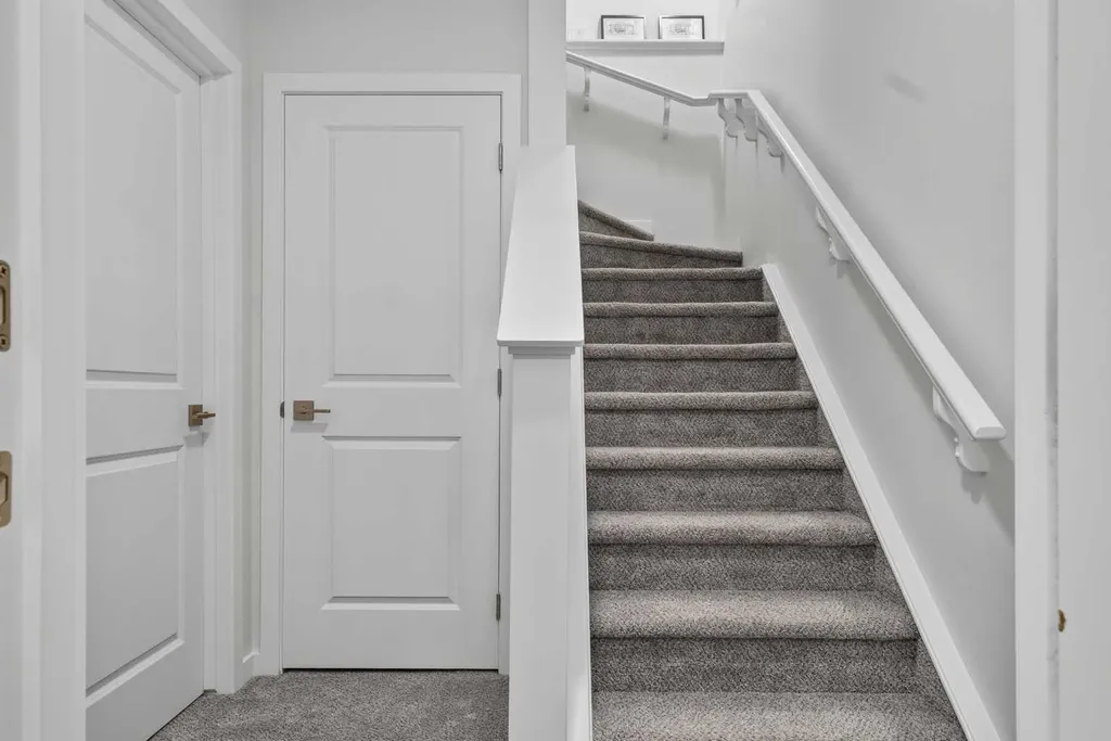 274 Lucas Place NW Calgary AB T2P 2E4