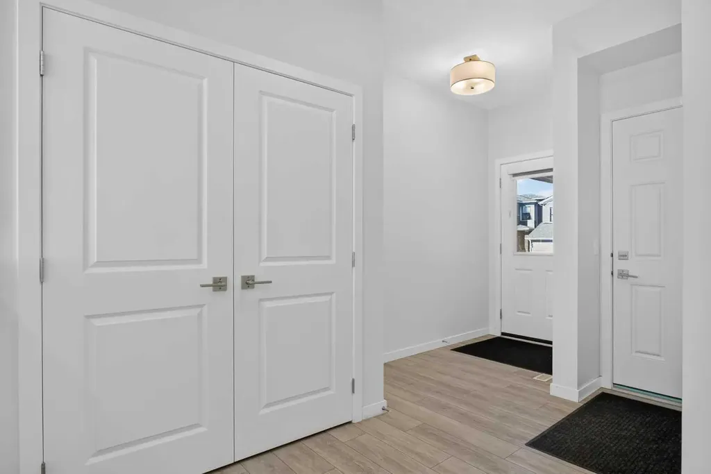 274 Lucas Place NW Calgary AB T2P 2E4