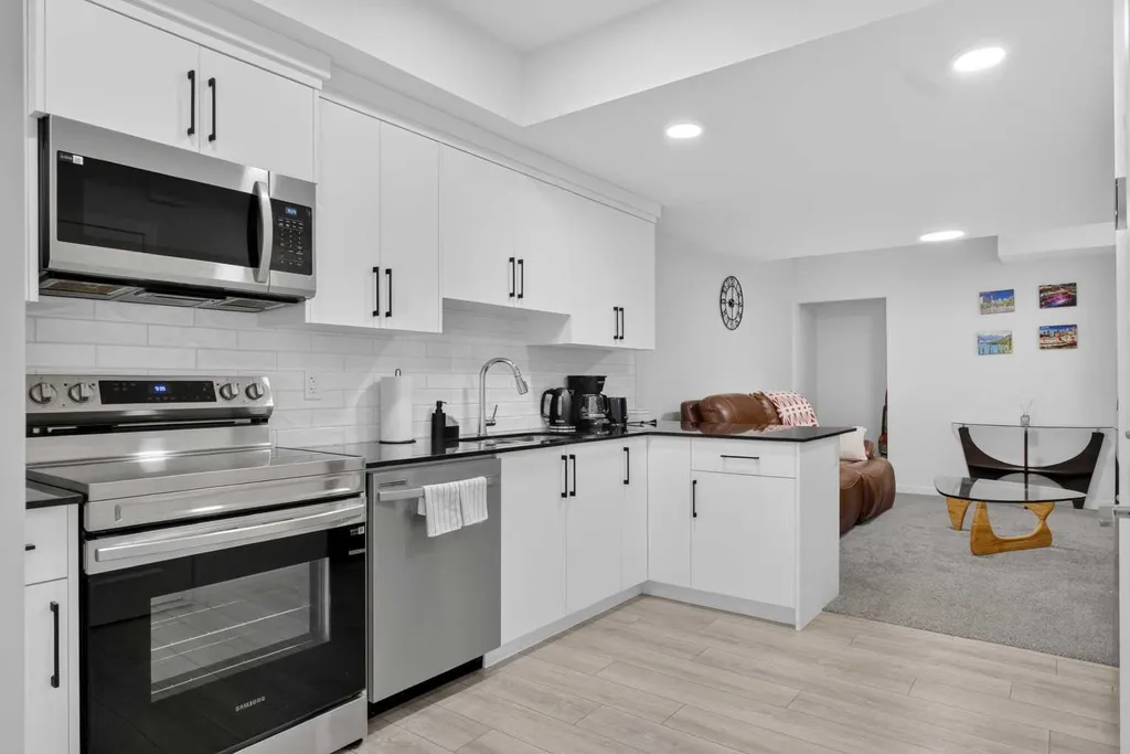 274 Lucas Place NW Calgary AB T2P 2E4