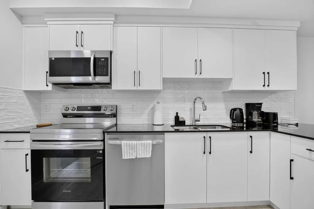 274 Lucas Place NW Calgary AB T2P 2E4