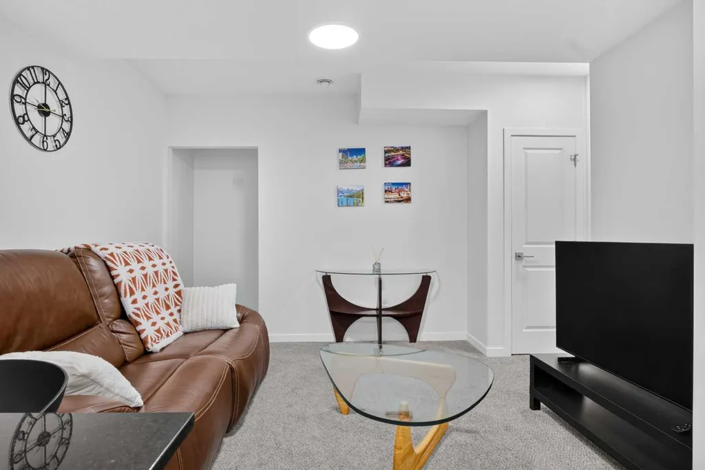 274 Lucas Place NW Calgary AB T2P 2E4