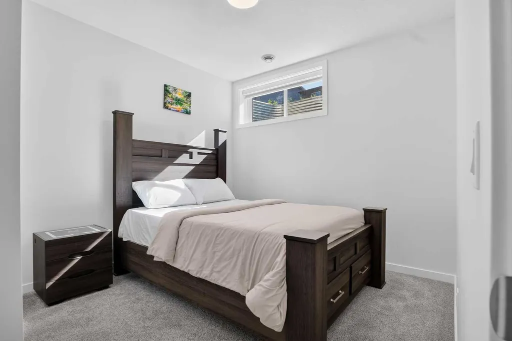 274 Lucas Place NW Calgary AB T2P 2E4
