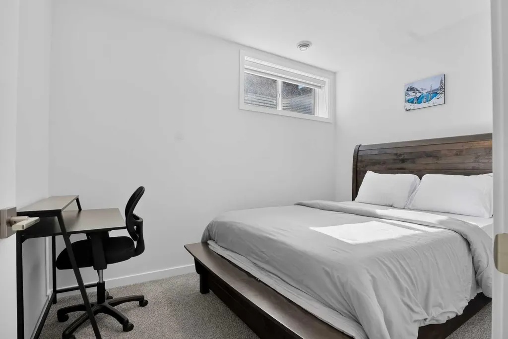 274 Lucas Place NW Calgary AB T2P 2E4