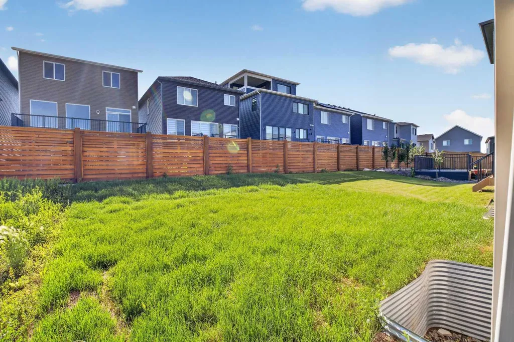 274 Lucas Place NW Calgary AB T2P 2E4
