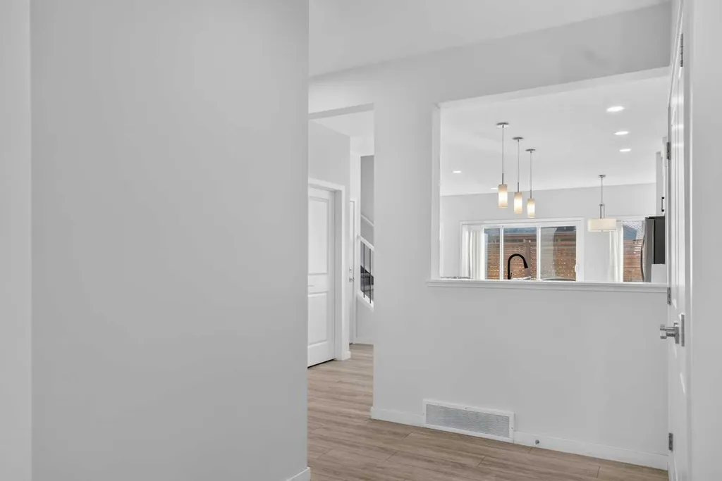 274 Lucas Place NW Calgary AB T2P 2E4