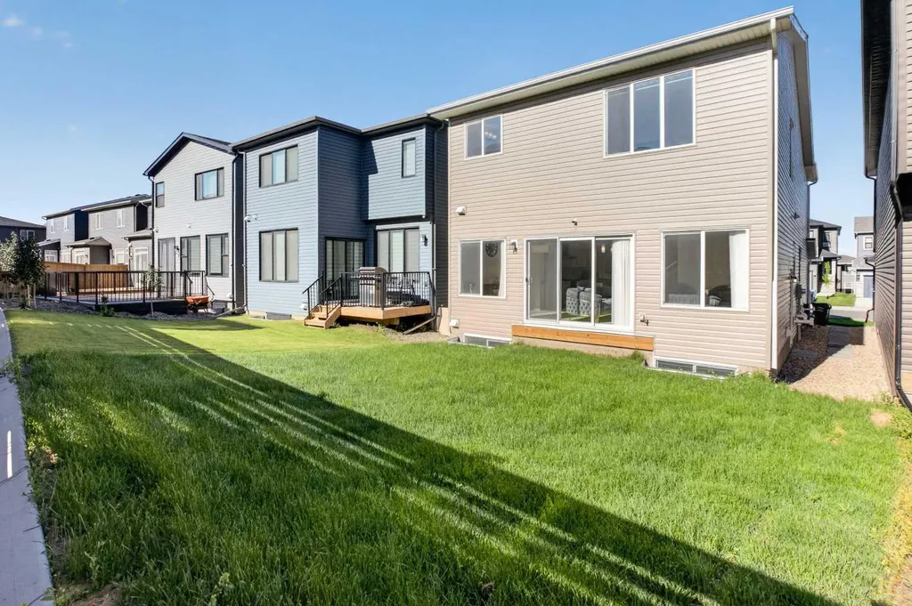 274 Lucas Place NW Calgary AB T2P 2E4