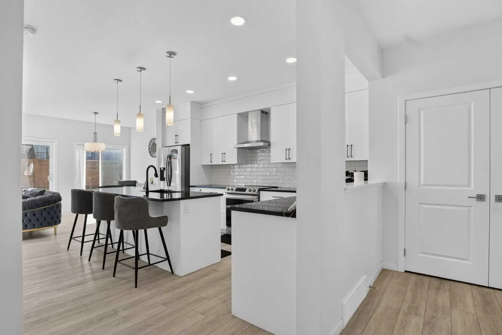274 Lucas Place NW Calgary AB T2P 2E4
