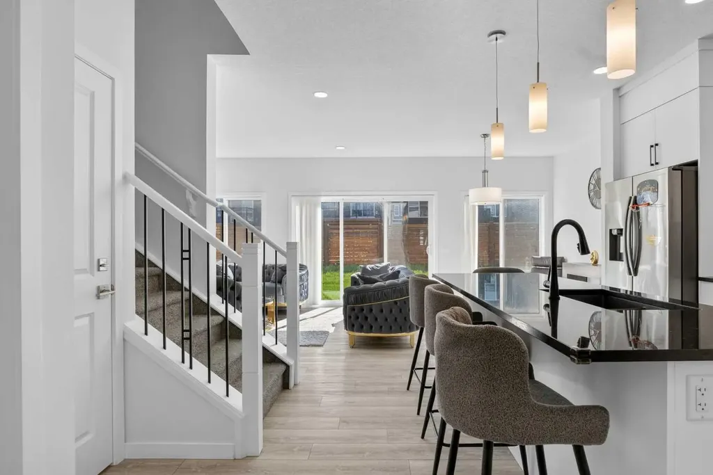 274 Lucas Place NW Calgary AB T2P 2E4