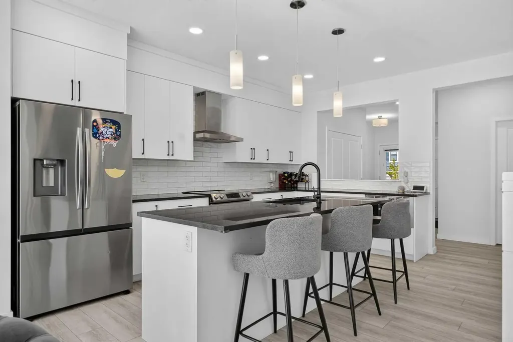 274 Lucas Place NW Calgary AB T2P 2E4
