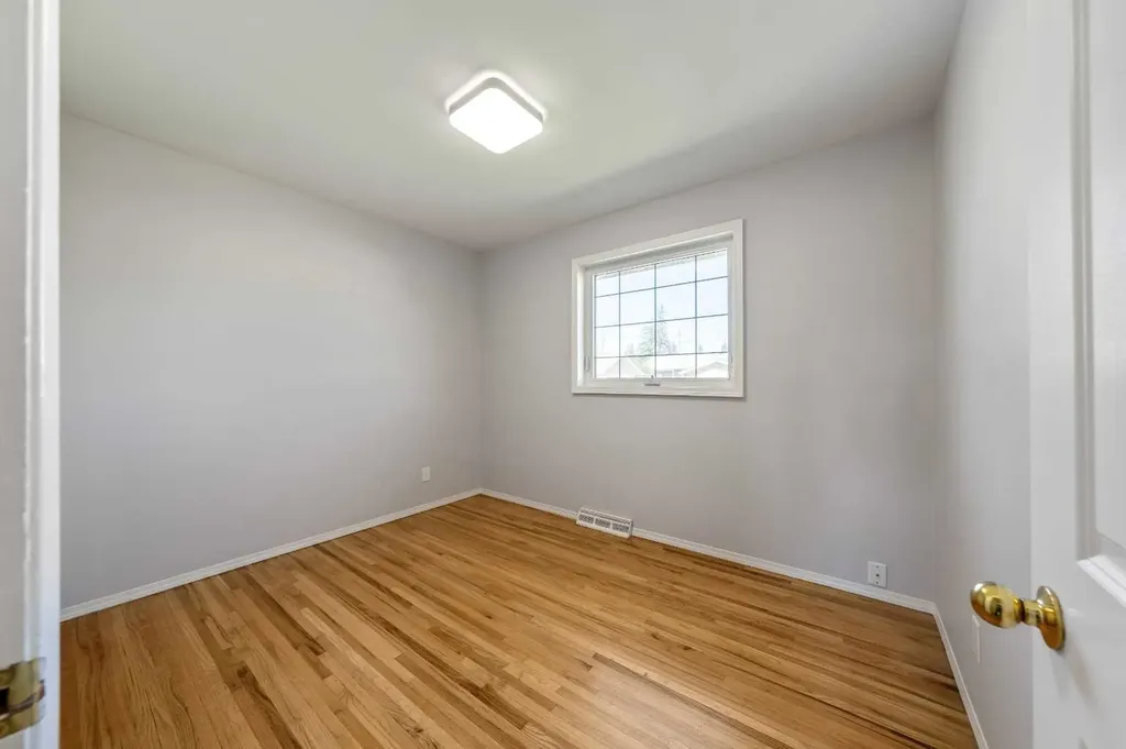 629 Agate Crescent SE Calgary AB T2J0Z4