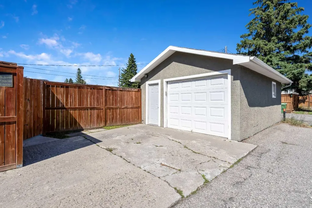 629 Agate Crescent SE Calgary AB T2J0Z4