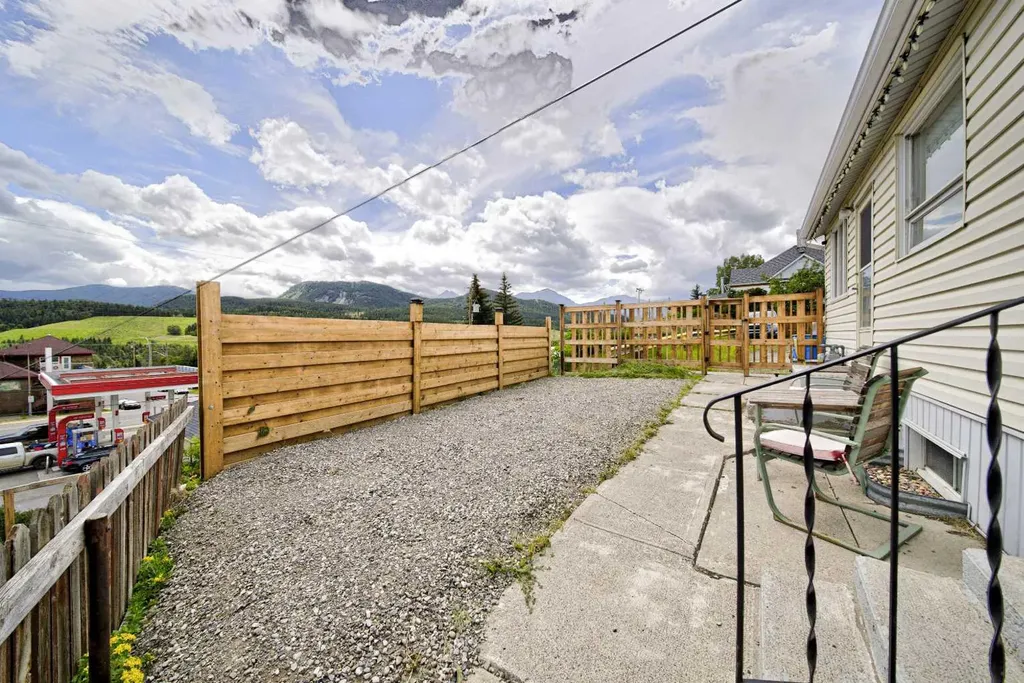 7826 22 Avenue Coleman AB T0K0M0
