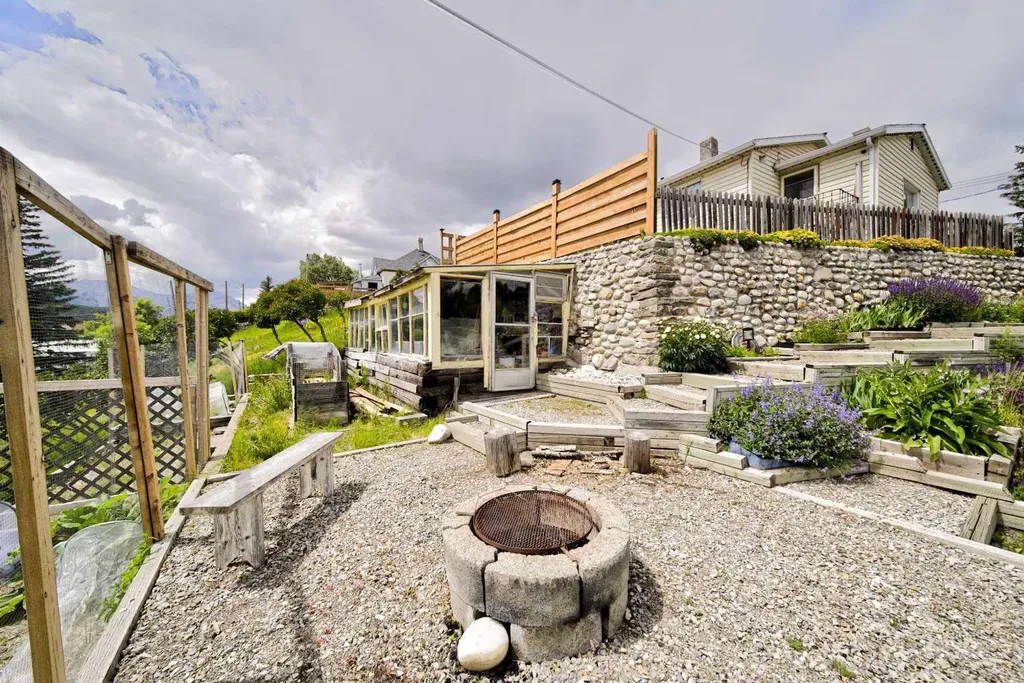 7826 22 Avenue Coleman AB T0K0M0