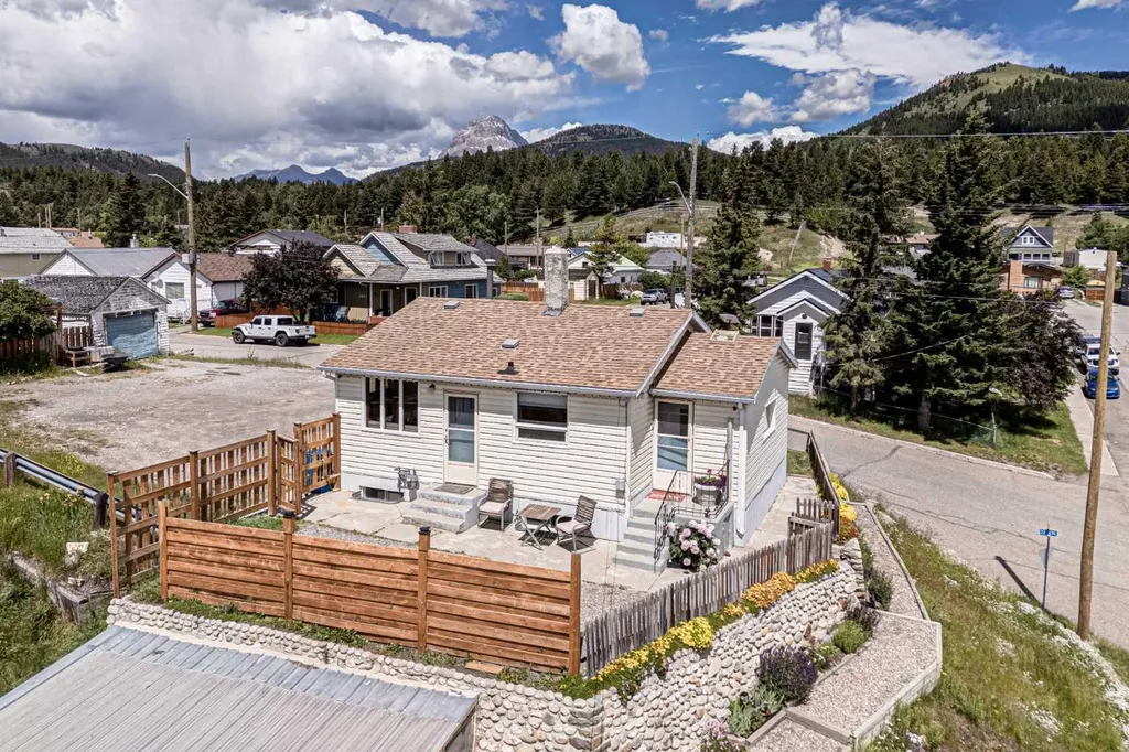 7826 22 Avenue Coleman AB T0K0M0