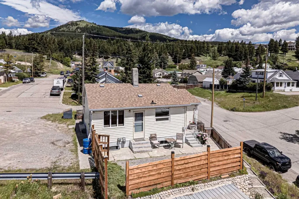 7826 22 Avenue Coleman AB T0K0M0