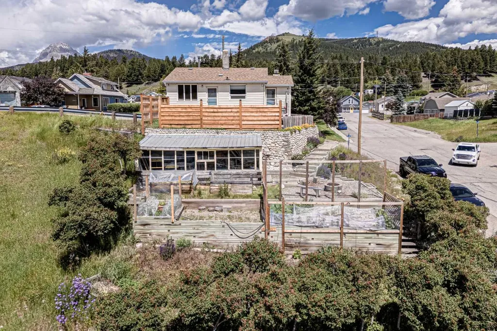 7826 22 Avenue Coleman AB T0K0M0