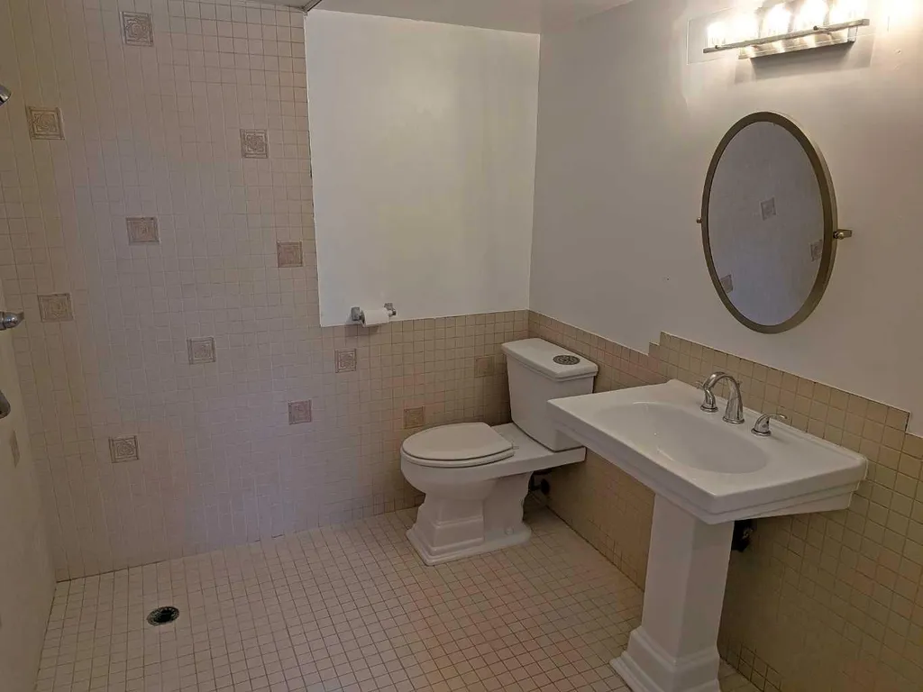 2103A 7 Street NE Calgary AB T2E 4C7