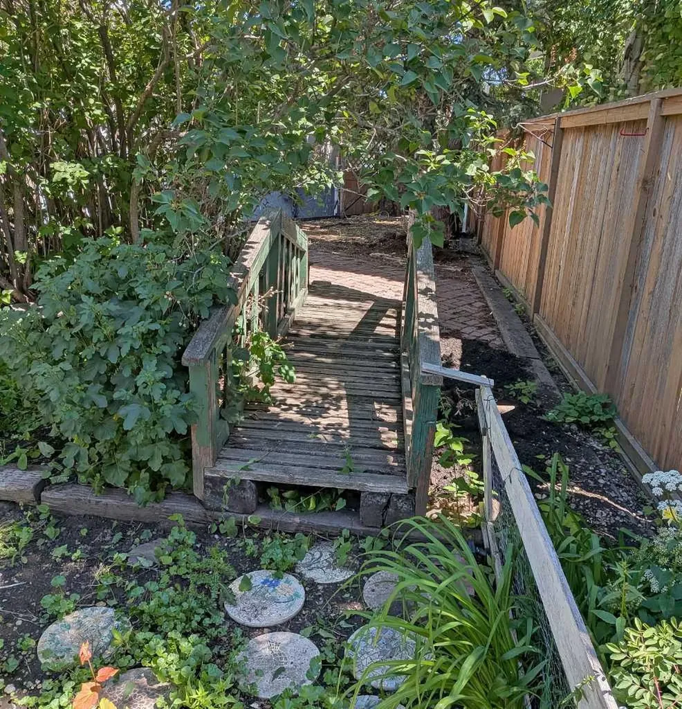 2103A 7 Street NE Calgary AB T2E 4C7