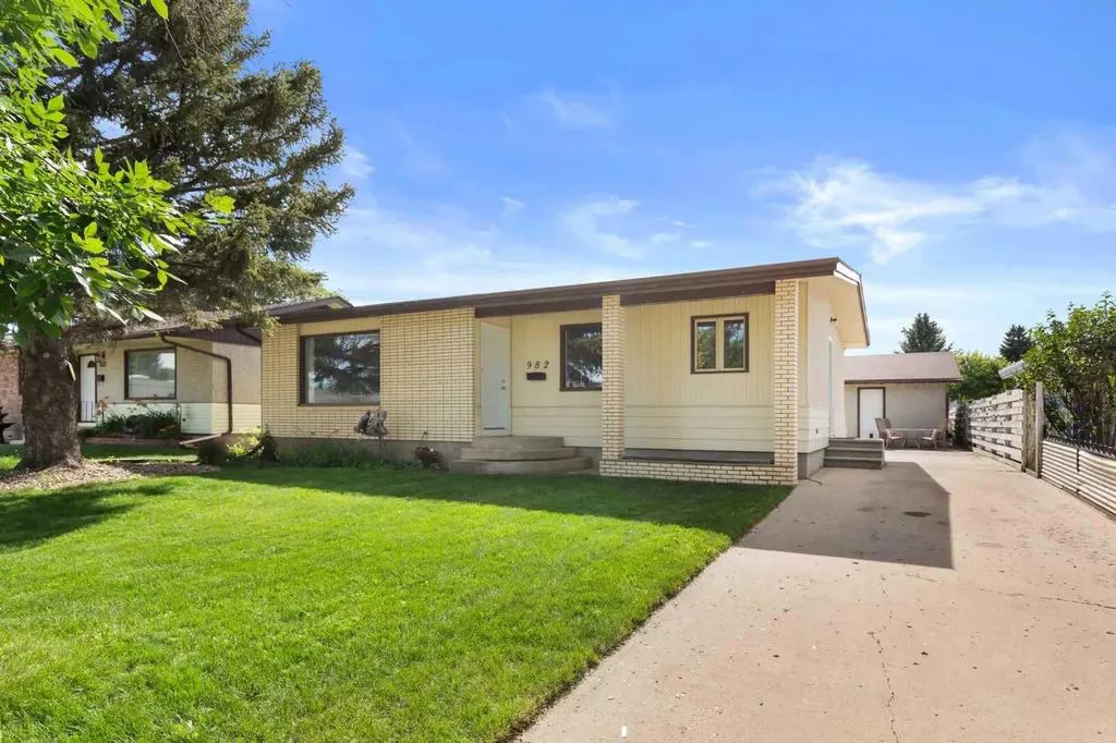 982 Stewart Drive NW Medicine Hat AB T1A7C1