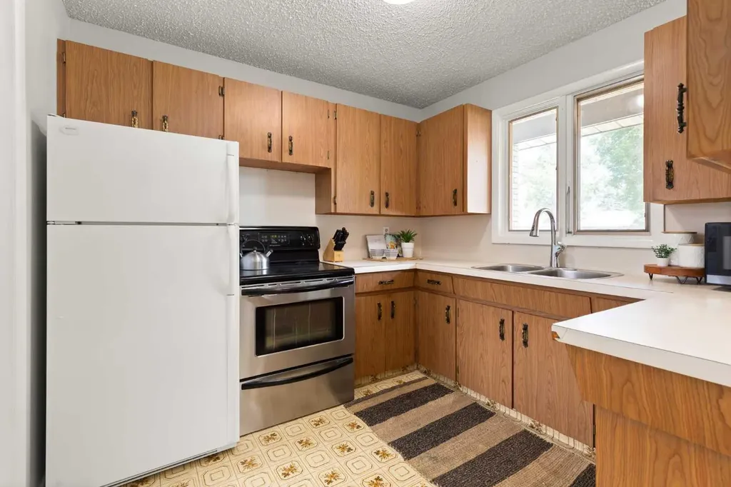 982 Stewart Drive NW Medicine Hat AB T1A7C1