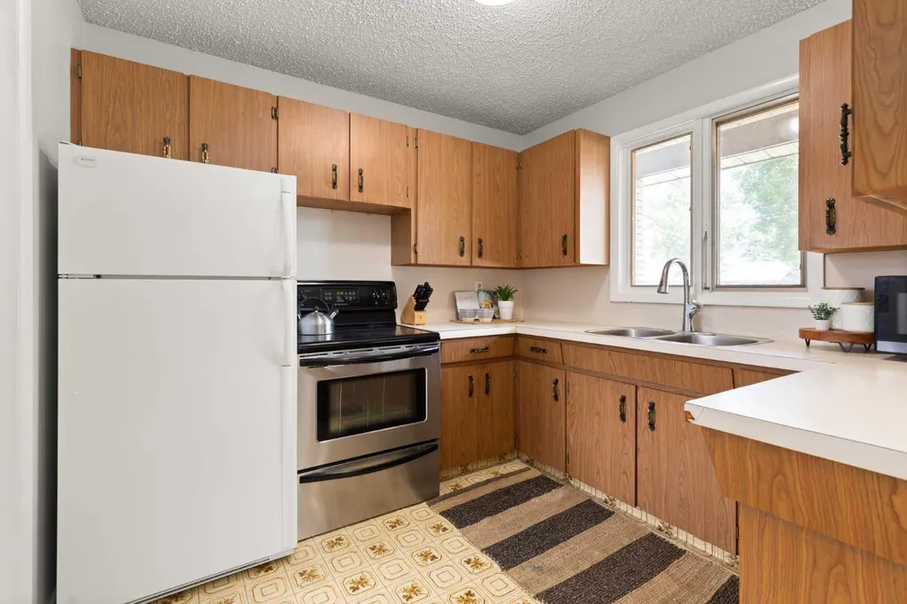 982 Stewart Drive NW Medicine Hat AB T1A7C1