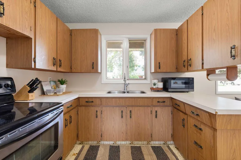 982 Stewart Drive NW Medicine Hat AB T1A7C1