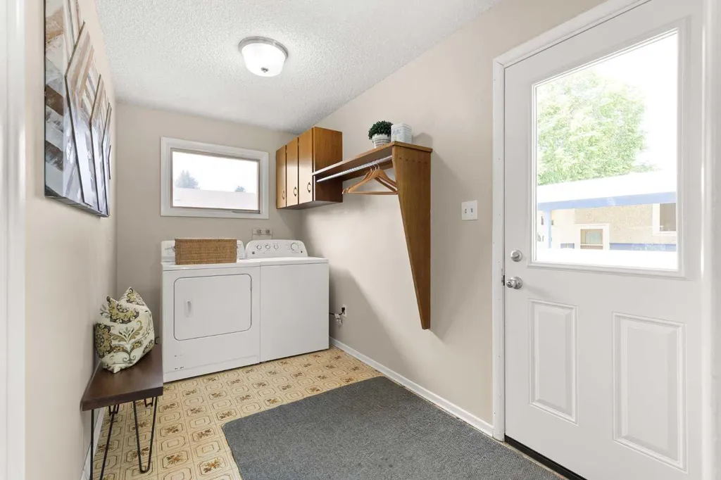 982 Stewart Drive NW Medicine Hat AB T1A7C1