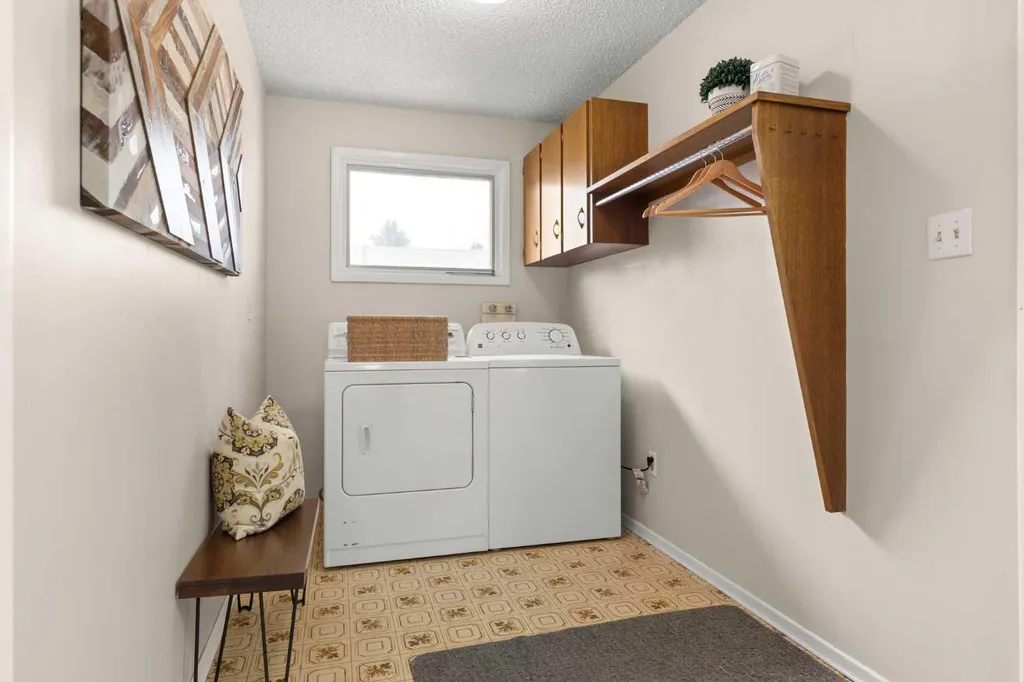 982 Stewart Drive NW Medicine Hat AB T1A7C1