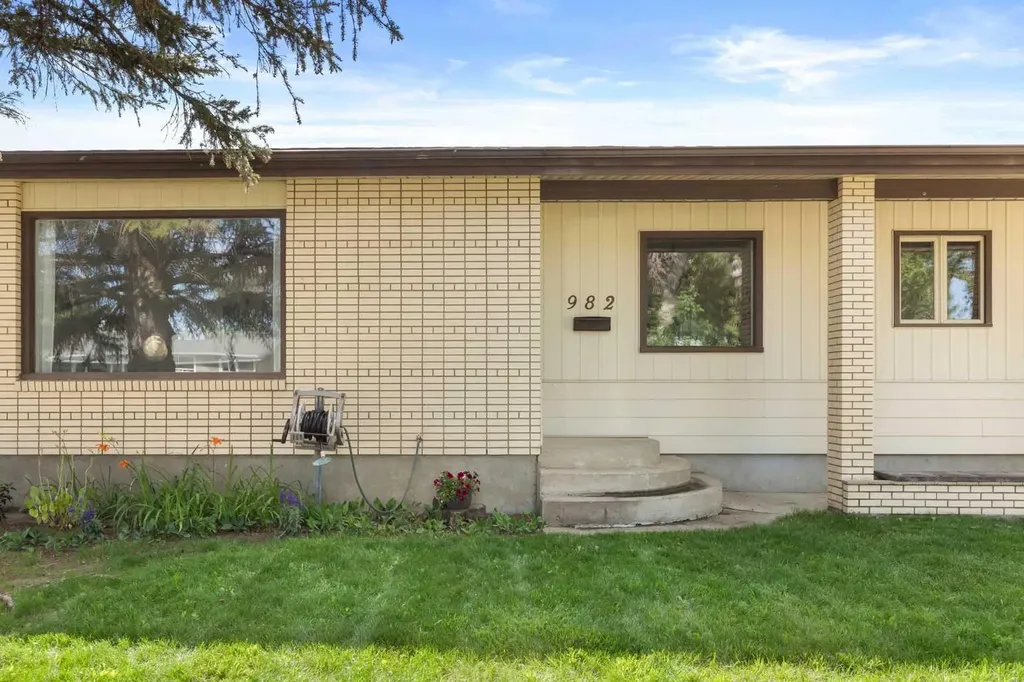 982 Stewart Drive NW Medicine Hat AB T1A7C1