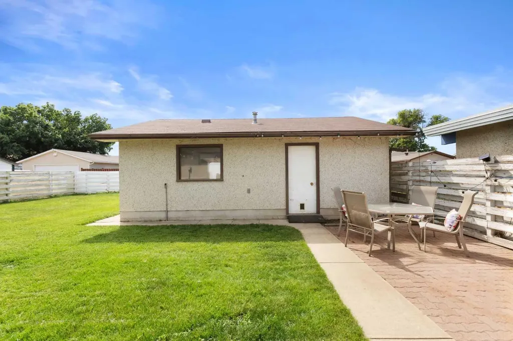 982 Stewart Drive NW Medicine Hat AB T1A7C1