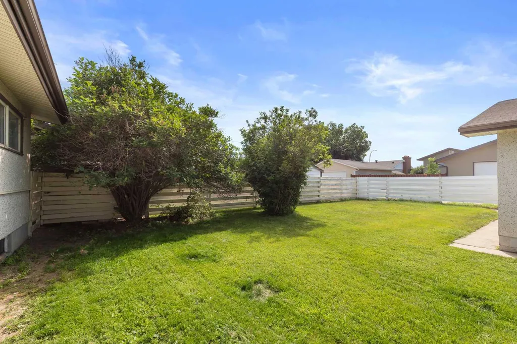 982 Stewart Drive NW Medicine Hat AB T1A7C1