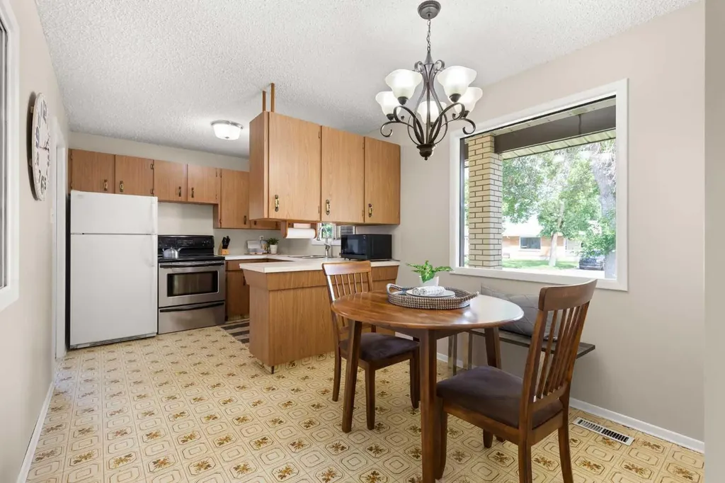982 Stewart Drive NW Medicine Hat AB T1A7C1
