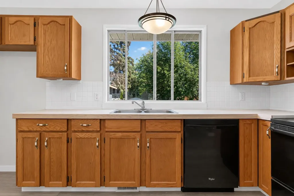 1816 Lynnover Road SE Calgary AB T2C1L3