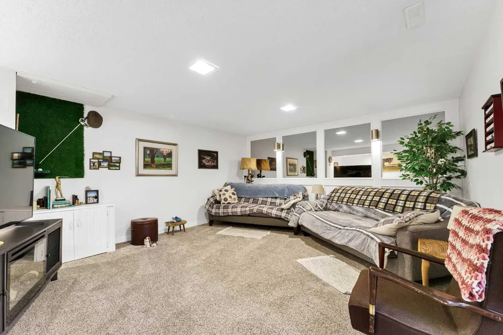 15 Rossdale Way SE Medicine Hat AB T1B1X5