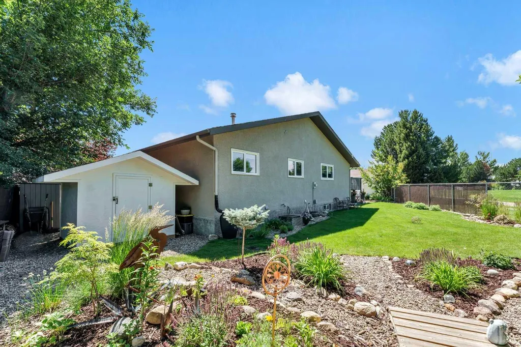 15 Rossdale Way SE Medicine Hat AB T1B1X5