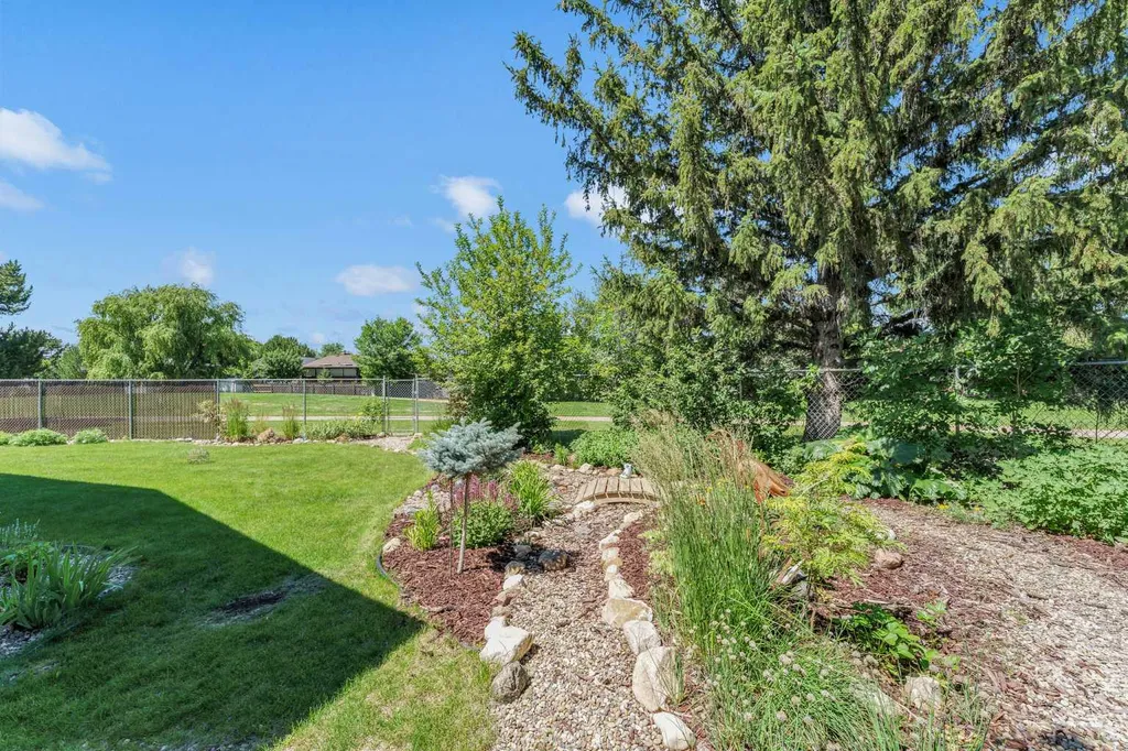 15 Rossdale Way SE Medicine Hat AB T1B1X5