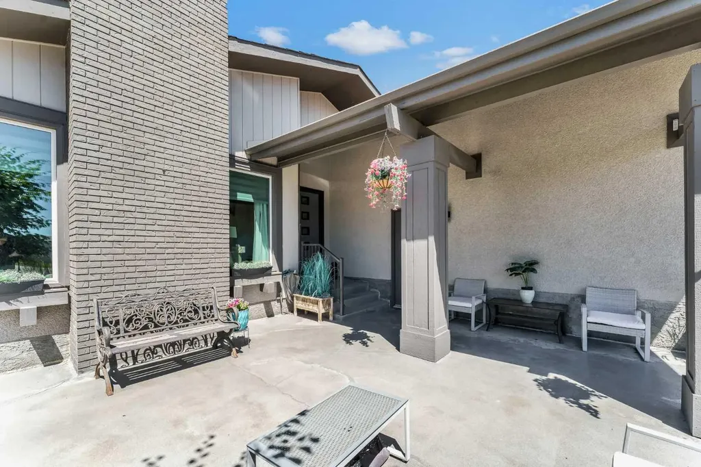 15 Rossdale Way SE Medicine Hat AB T1B1X5