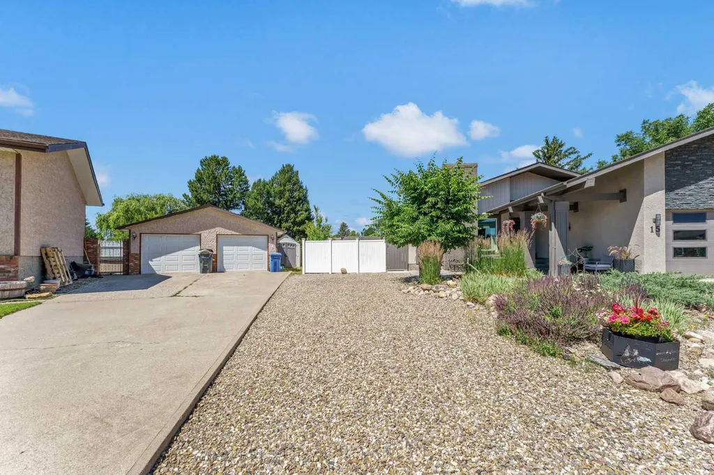 15 Rossdale Way SE Medicine Hat AB T1B1X5
