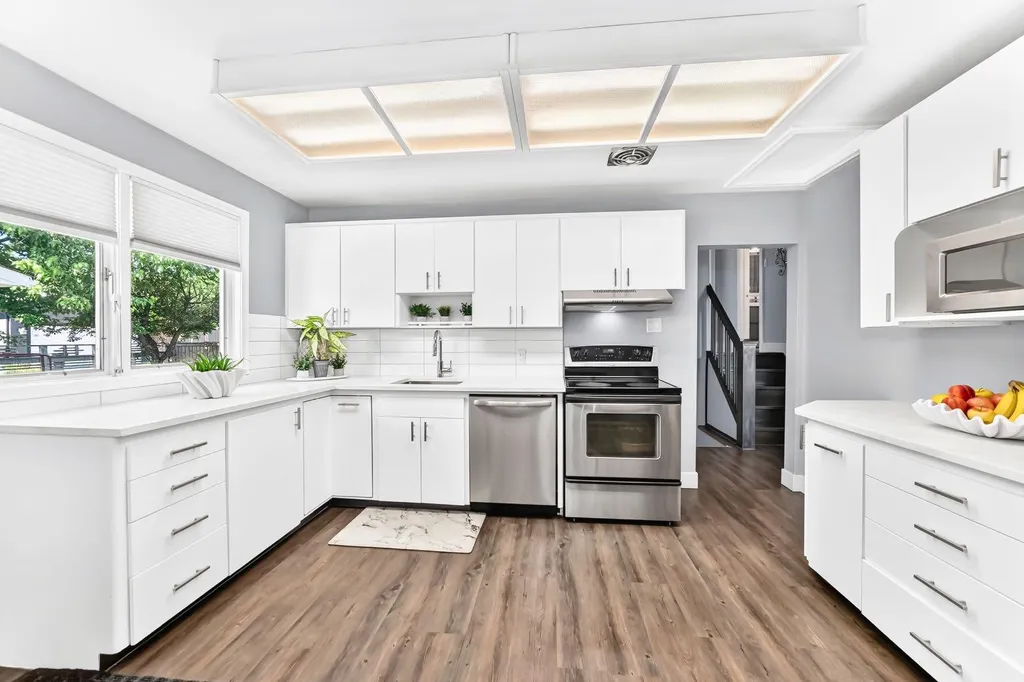 4803 5 Avenue SW Calgary AB T3C 0C7
