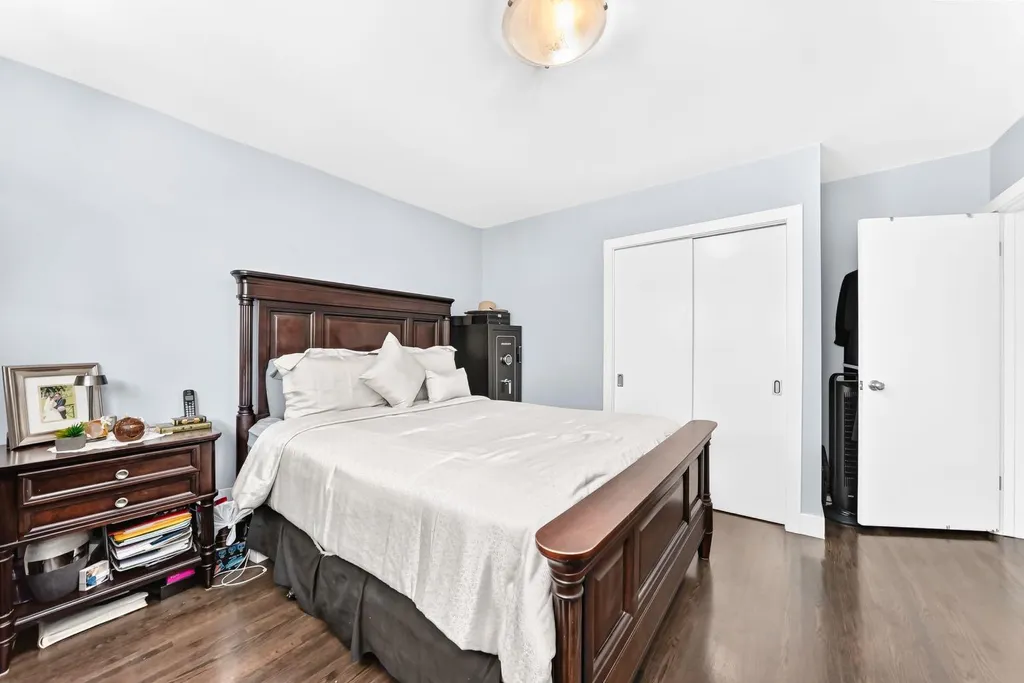 4803 5 Avenue SW Calgary AB T3C 0C7
