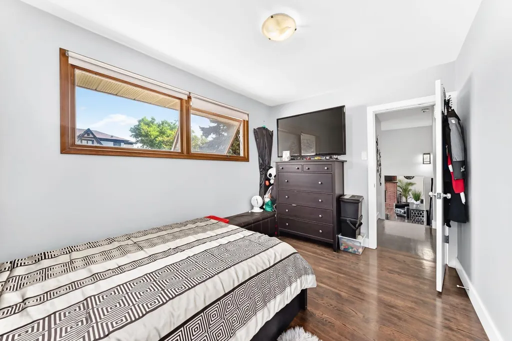 4803 5 Avenue SW Calgary AB T3C 0C7