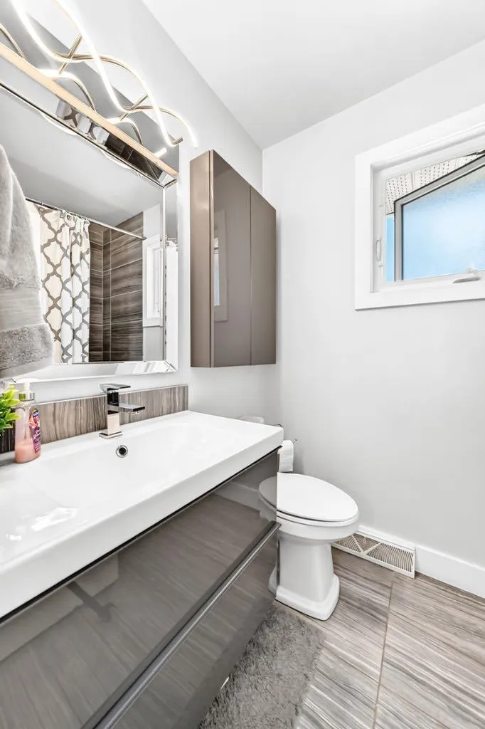 4803 5 Avenue SW Calgary AB T3C 0C7